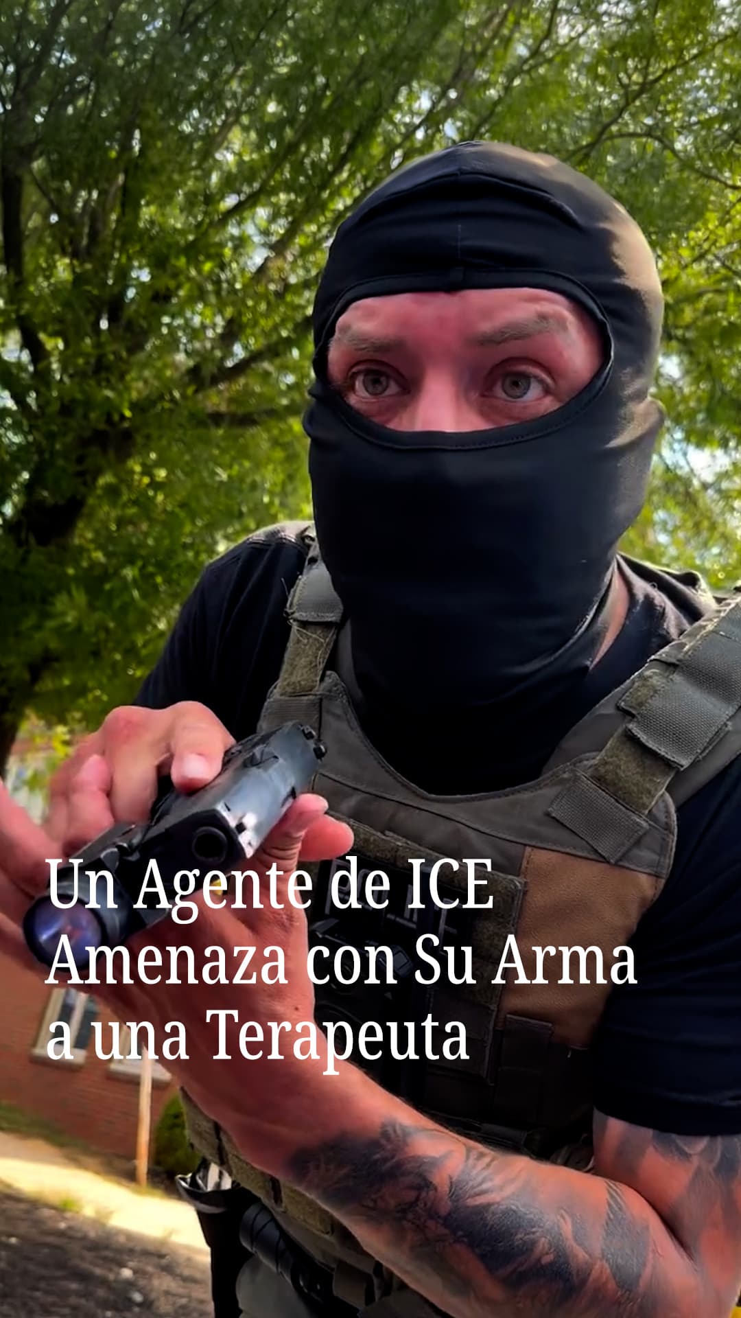 Un agente de ICE amenaza con su arma a una terapeuta