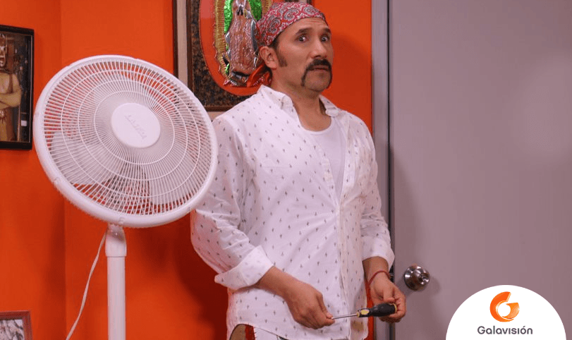 Luis Manuel Ávila interpreta al primo Luis y en el primer capítulo pudimos divertirnos con su destreza para los deberes del hogar.