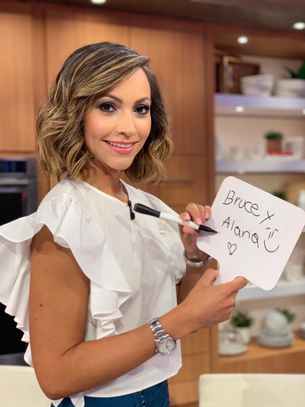 Satcha Pretto escribe muy bien con la izquierda y mostró con muy buena letra los nombres de sus pequeños en el cartel.