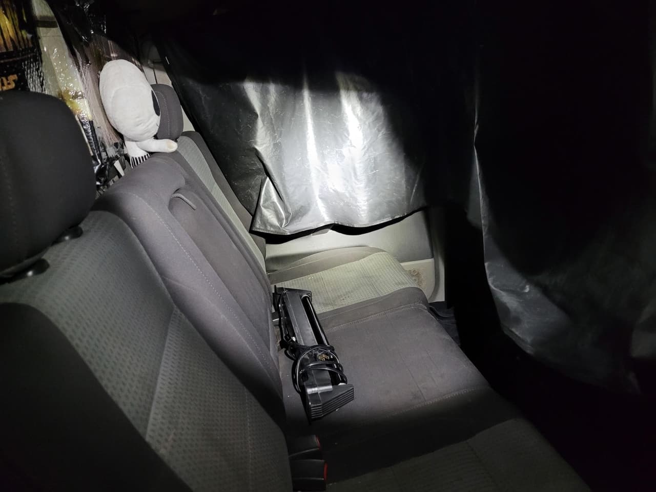 Así llevaban las ventanas tapadas para que no se viera el hacinamiento en el que llevaban a los migrantes.