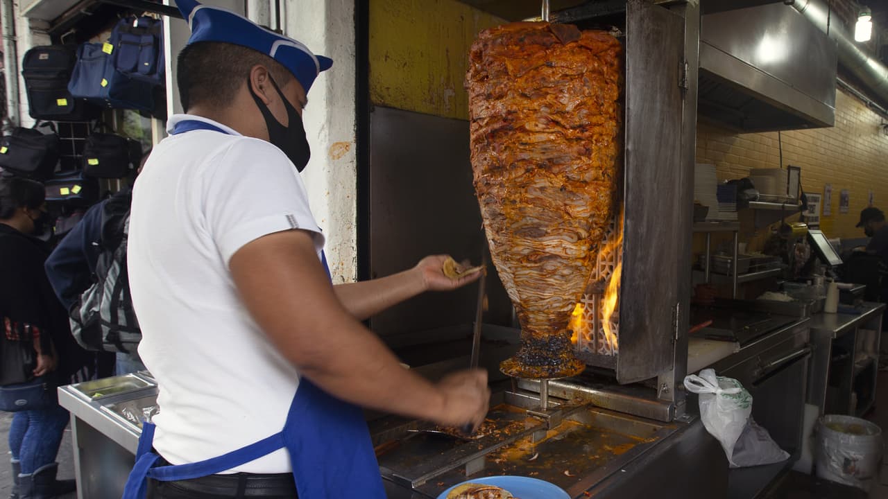 Cada 4 de octubre se celebra en Estados Unidos el Día del Taco y no está claro por qué la fecha. Algunos señalan que nació de una campaña publicitaria, pero esto no le importa a los 38 millones de mexicanos que viven en el país según el censo del 2020 y que pueden encontrar sus taquitos favoritos.