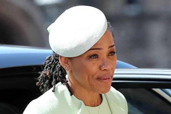 "¿Cuántas madres has visto usando un 'piercing' en la nariz para la boda de sus hijos? En una boda real en la presencia de la reina Isabel II, además. Doria es una leyenda", publicó la revista de modas
<b><a href="https://www.harpersbazaar.com/celebrity/latest/a20106901/meghan-markle-mother-doria-ragland-royal-wedding-dress/">Bazaar</a></b>.