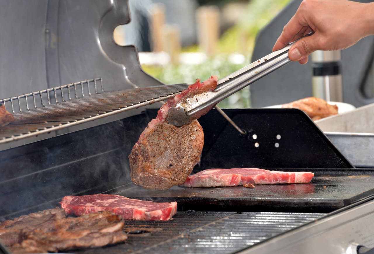 Lleva al sartén o a la parrilla. Sella cada lado del corte y deja cocer y dorar por otros tres minutos de cada lado. Usa poca aceite.
