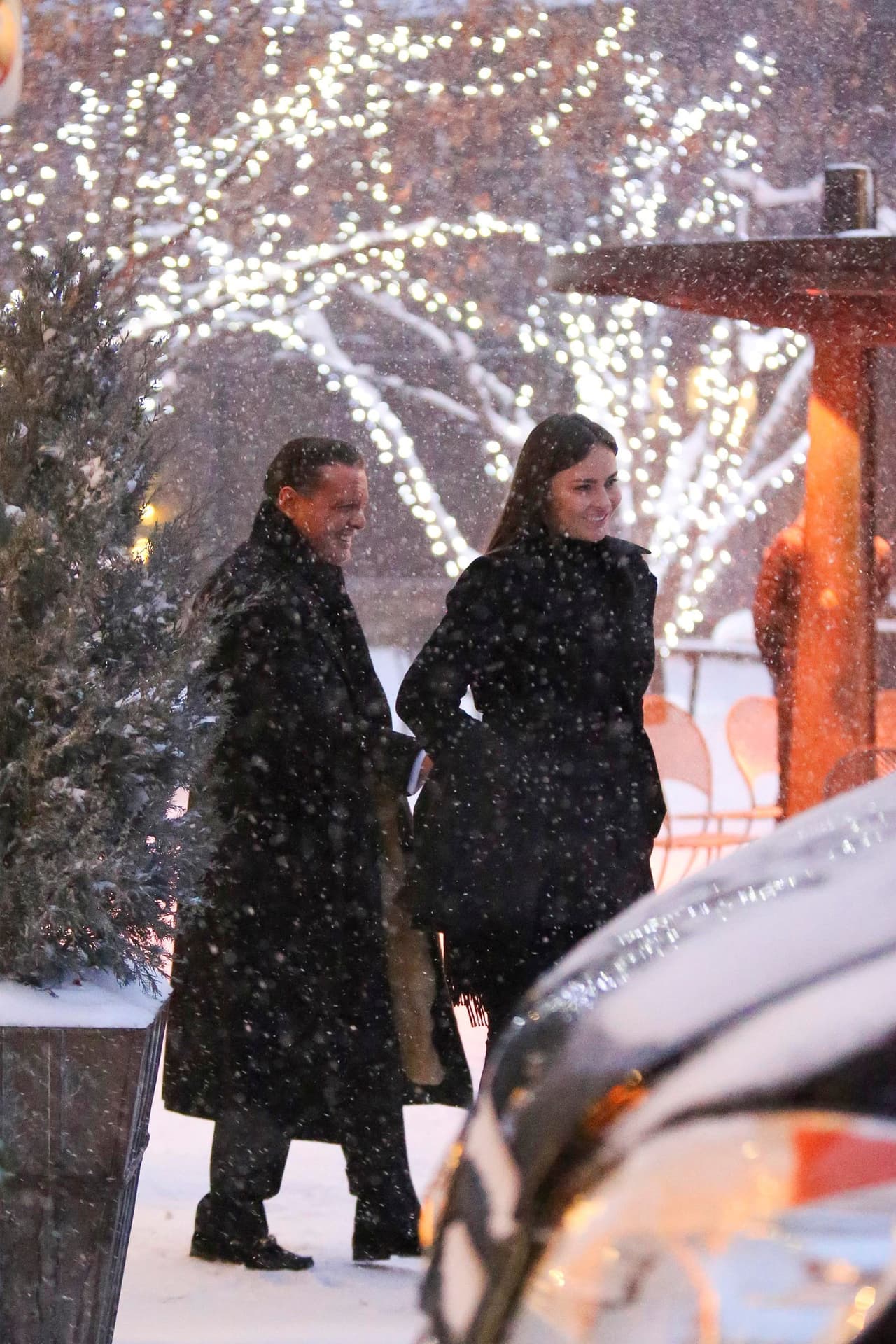 Muy sonrientes estos enamorados no sintieron el frío con tanto cariñito que hacían.