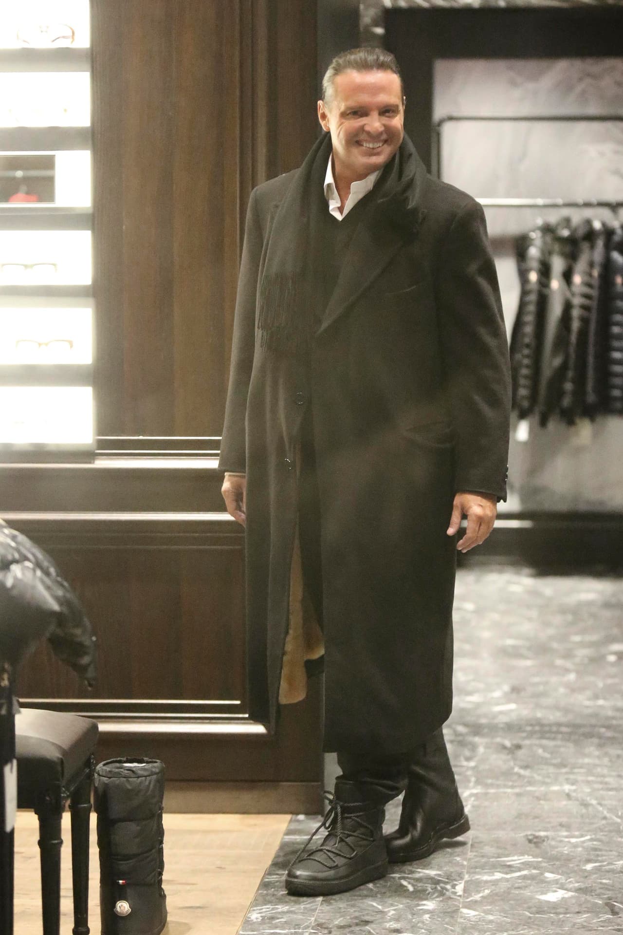 Ya de plano parecía que se puso a contar chistes con los vendedores del lugar.