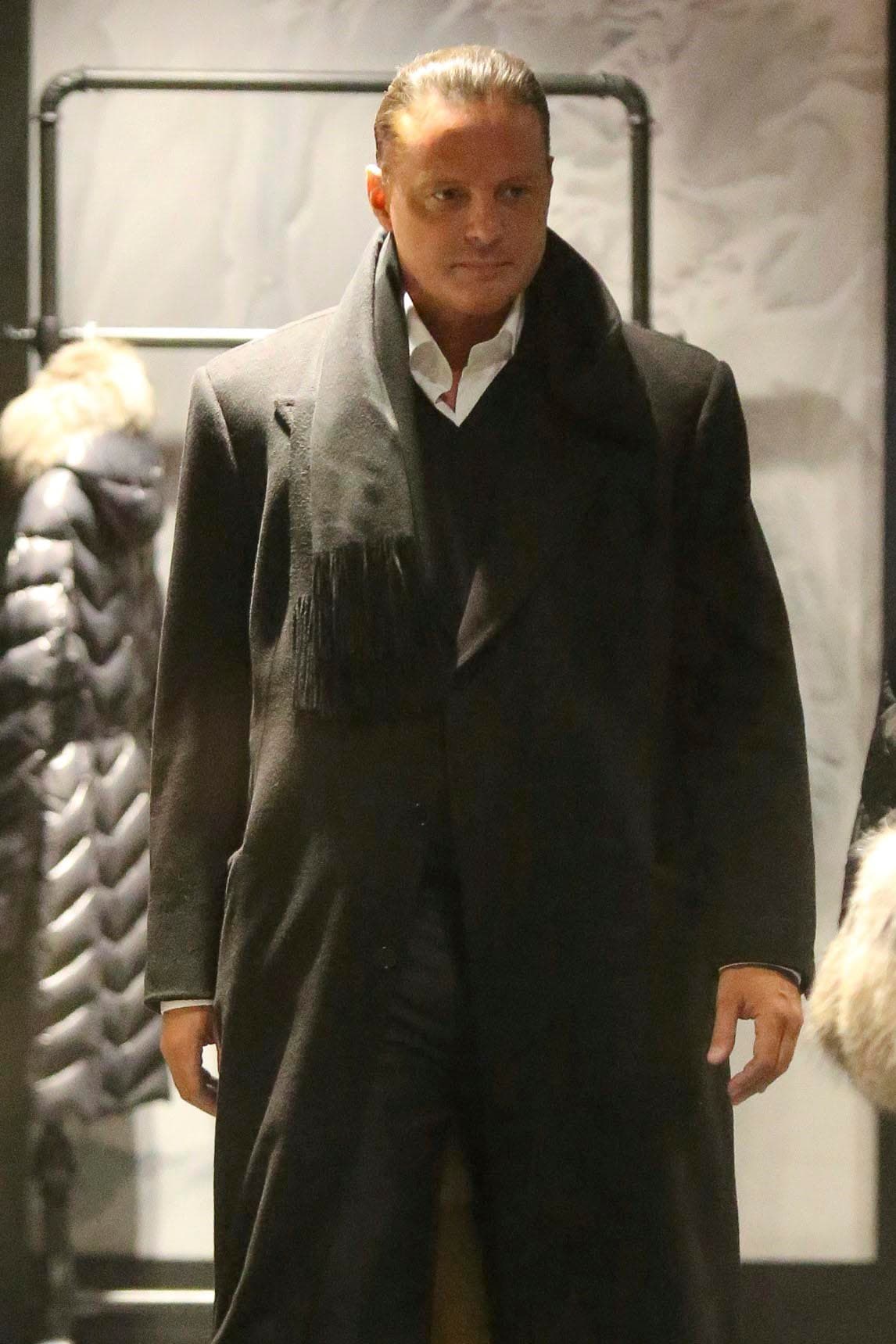 Ni modo, sólo recuerda la sabia frase de los vacacionistas "si lo conviertes no te diviertes", sabemos que el dólar está carísimo para los mexicanos, pero tranquilo LuisMi, ella sí que se verá divina en esas botitas.