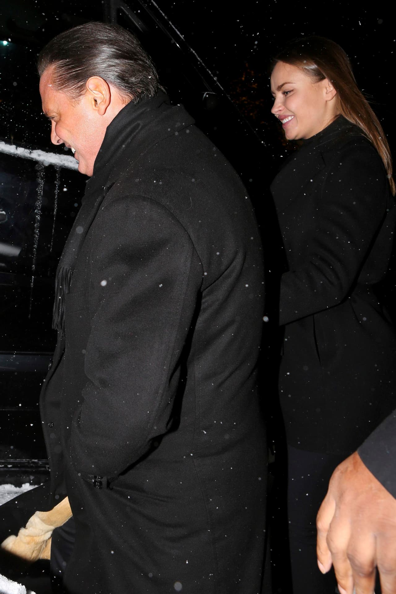 Hasta sonríe y disfruta de ser el centro de atención.