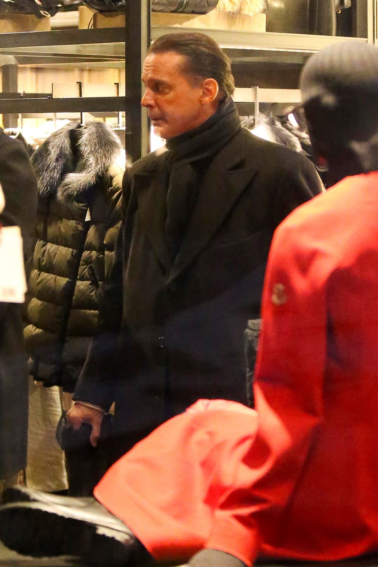 ¡Tranquilo LuisMi así son las mujeres cuando están de compras! Con tantas novias que ha tenido ya debería de saberlo.