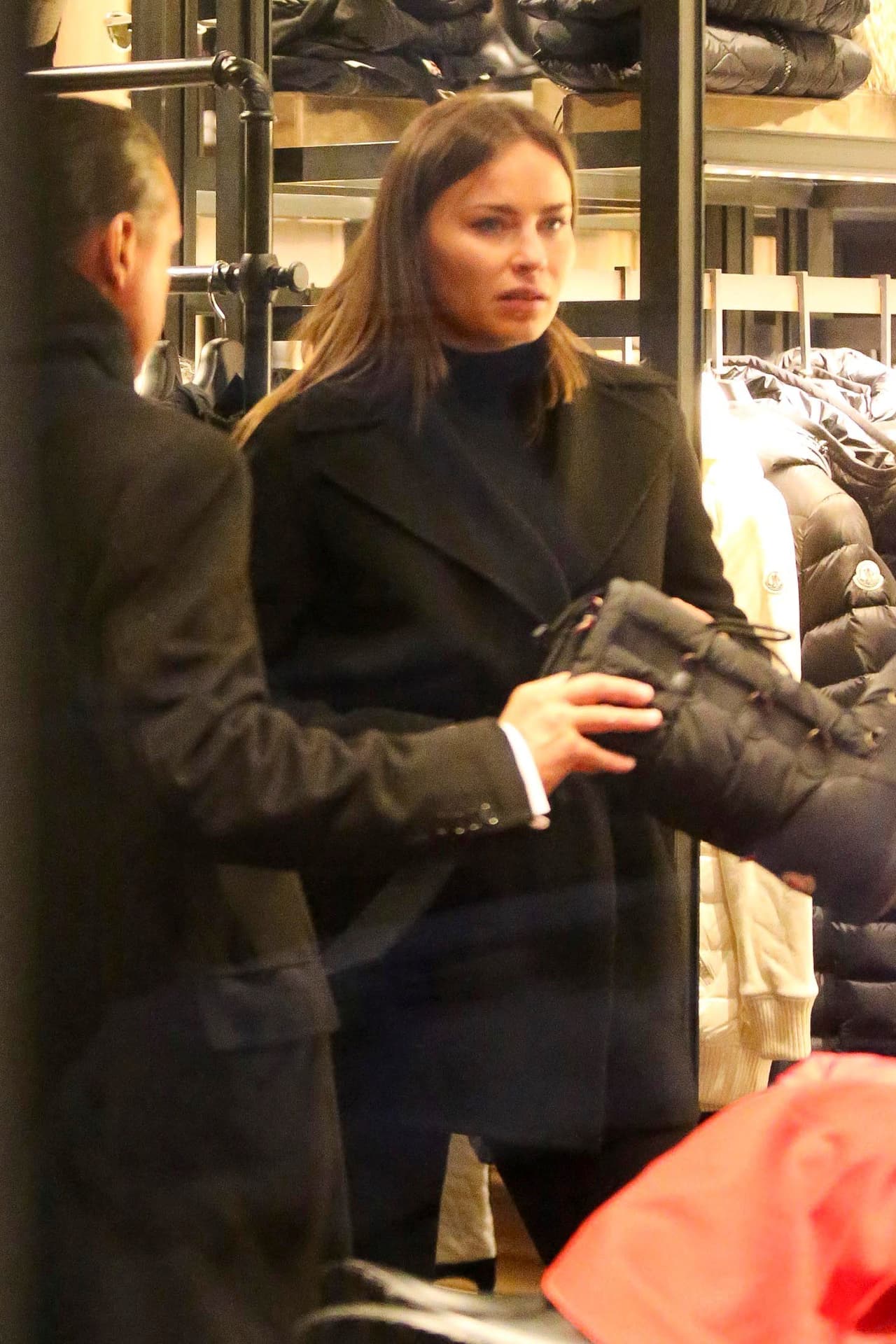 La linda parejita aprovechó el viaje para comprar botas de nieve.