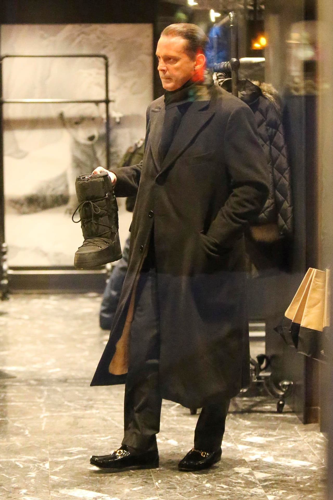 Ella como buena chica se pasó horas eligiendo las mejores botas, mientras que él pacientemente esperó a que ella terminara.