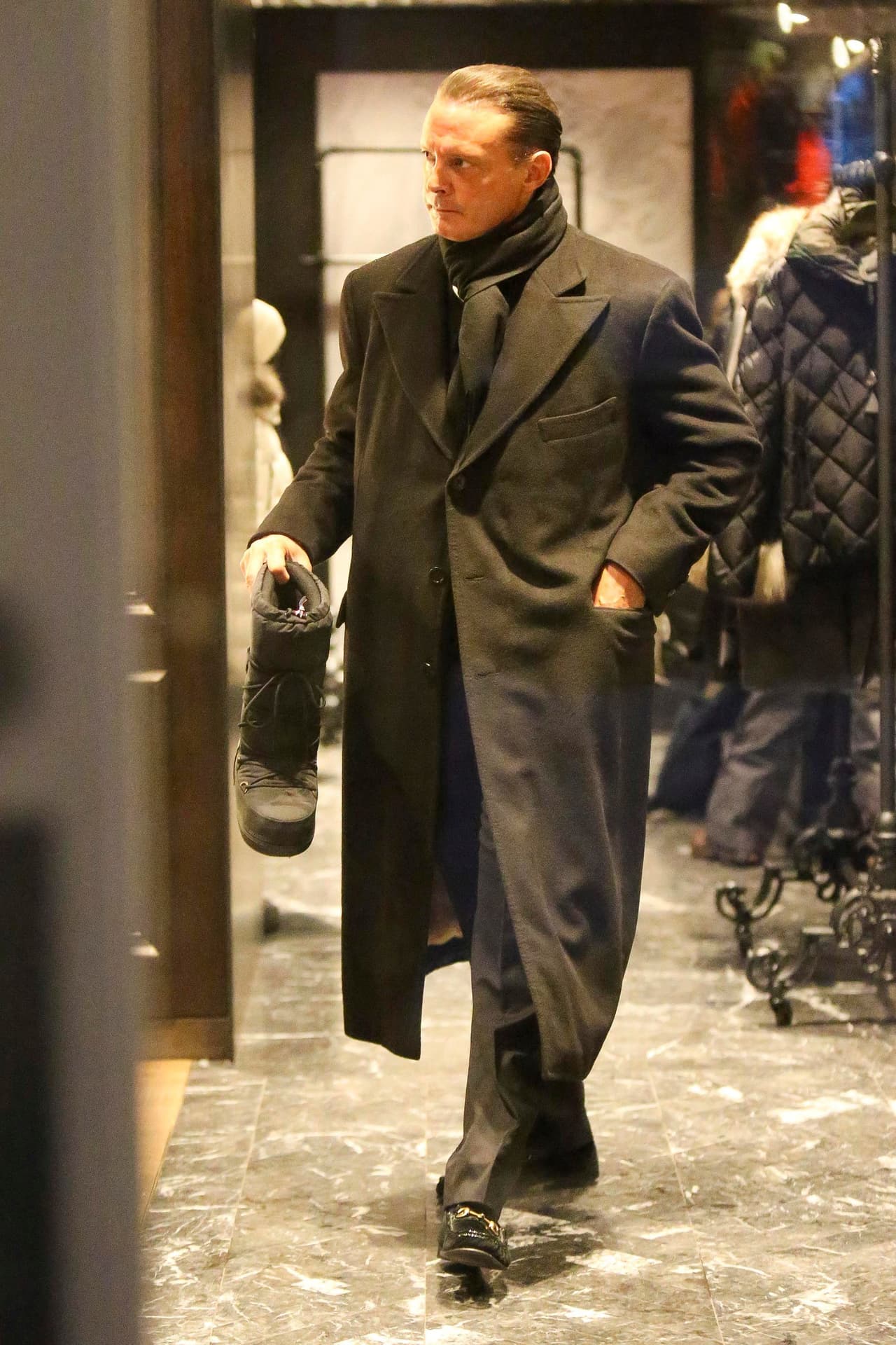 Ya estando en la tienda, el músico también aprovechó para comprarse unas botitas.