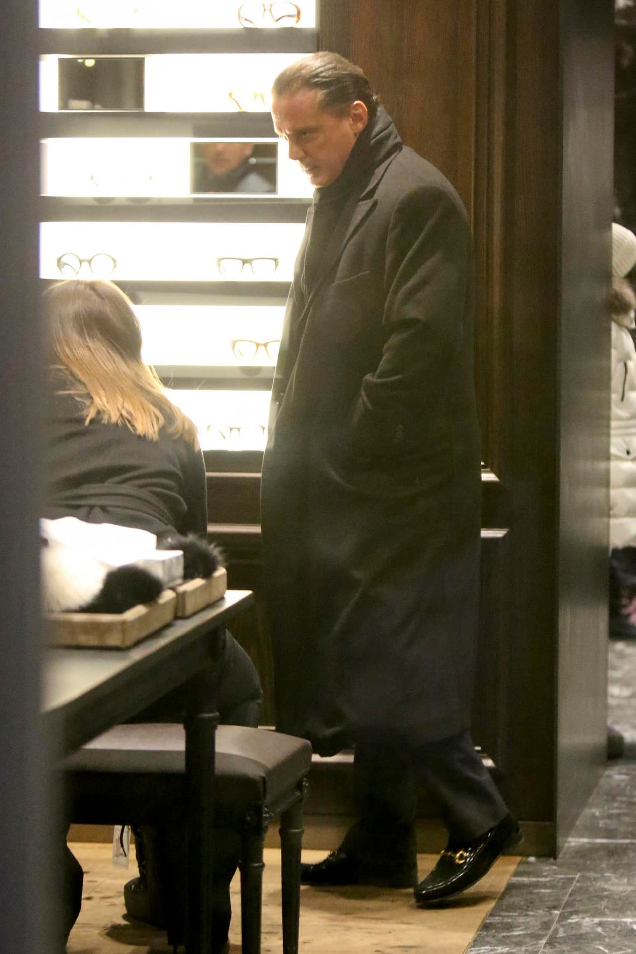 El cantante la apoyó y asesoró para que su compra fuera la mejor.