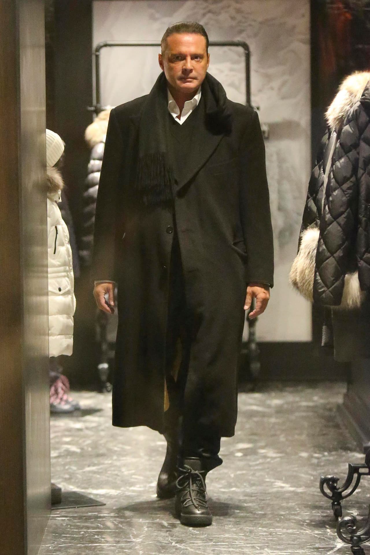 Muy bien protegido y sobretodo bien acompañado que anduvo el intérprete.