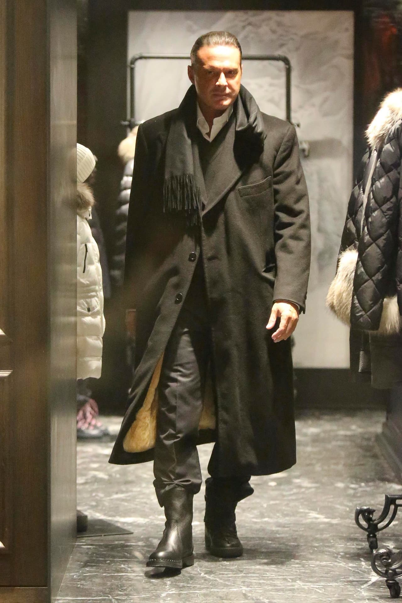 La consiente en todos sus caprichos.