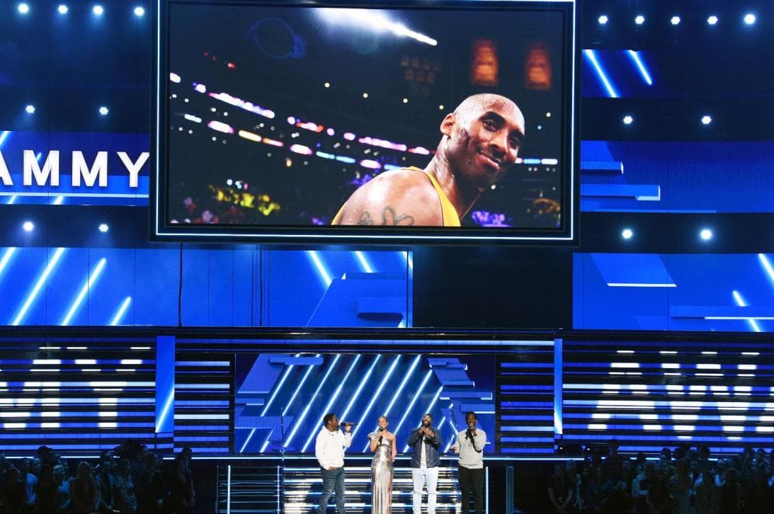 Con la foto de Kobe Bryant prominente, Alicia Keys comenzó a interpretar 'It's so hard to say goodbye to yesterday' y se le unieron los miembros de Boyz II Men.