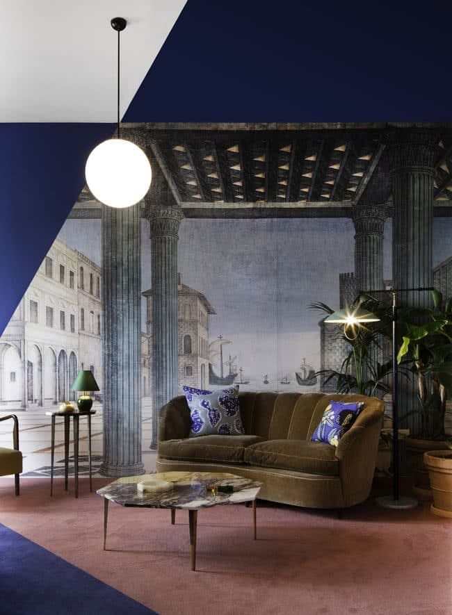 Siguen los tapices, tal como en los 70, 80s, el papel tapíz está tomando un auge que parece no parar y si de paso logras hacer contraste con un tono azul de temporada, sin duda será una elección fantástica, con muchísima originalidad.