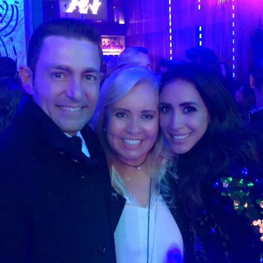 Después de que Carla Estrada compartió esta fotografía de la posada de Televisa que reunió a los más famosos actores y conductores el pasado 12 de diciembre, los seguidores de la productora aseguraron que el rostro de Fernando Colunga luce distinto.