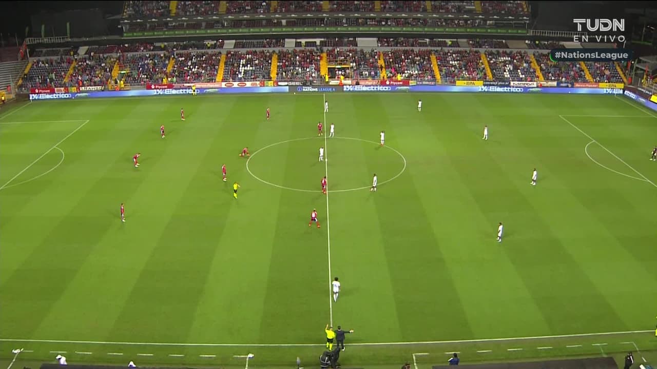 Arranca el partido y la pelota está en juego.