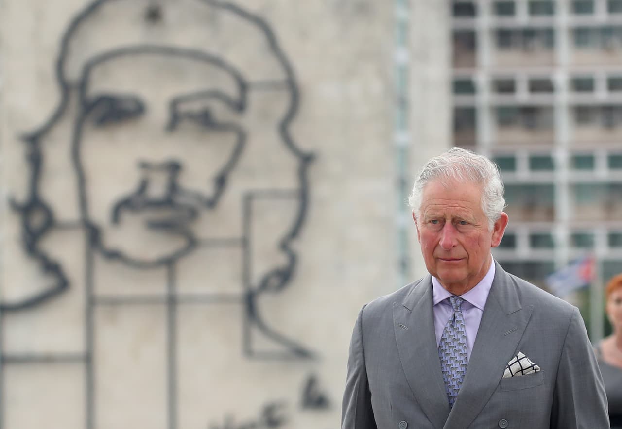 Esta imagen del Principe Carlos colocando una ofrenda floral en el monumento de José Martí y con el Che Guevara al fondo, encendió las redes sociales. Mensajes en Twitter y en Facebook decían: "¿Qué hacen estos personajes allí? ¿Qué tendrán en la cabeza? Le están dando legitimidad a esos delincuentes y dictadores"