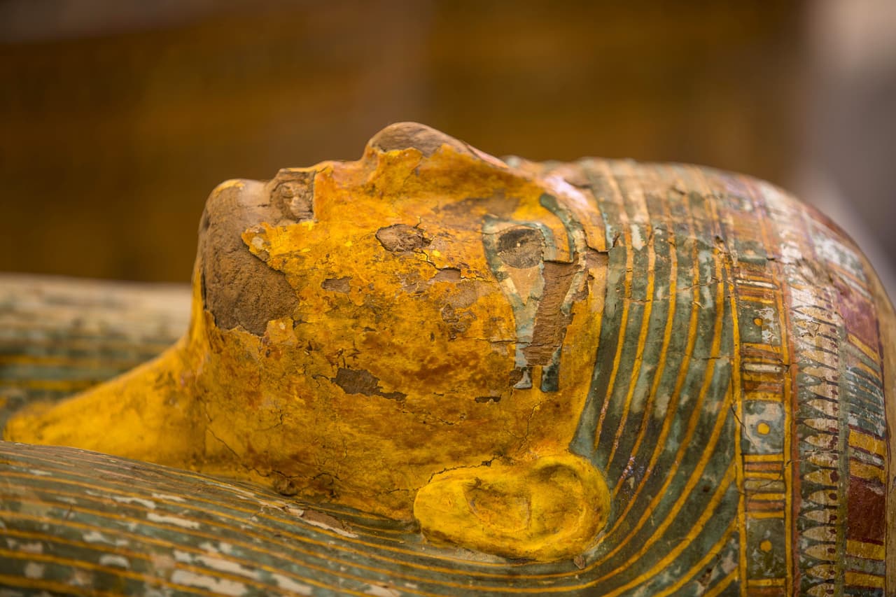 Arqueólogos encontraron dos pisos de ataúdes de madera con jeroglificos e inscripciones con colores en la necrópolis de Asasif, en la orilla occidental del Nilo, cerca de Luxor.