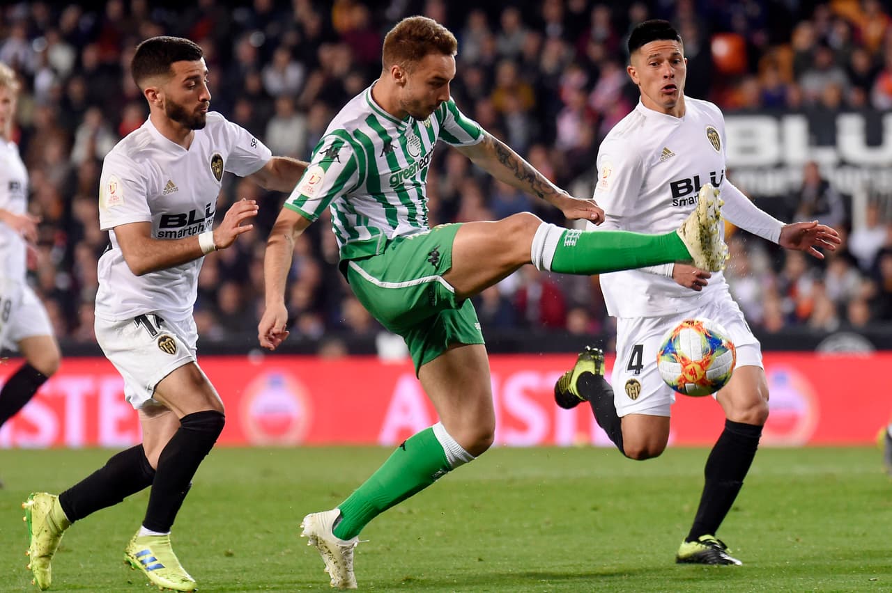 Con la anotación del Valencia, el Betis trató de sacudirse y con más ganas que fútbol se acercó al área rival pero sin la efectividad requerida.