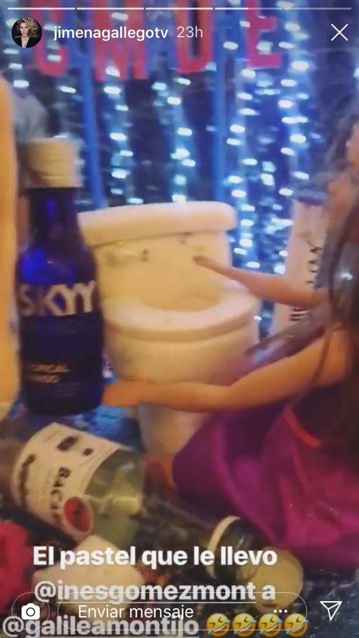 La broma más reciente que Inés Gómez Mont le hizo a su amiga fue en la fiesta de cumpleaños número 46 de Galilea: un pastel de cumpleaños en el que se ven dos muñecas, dos tazas de baño y varias botellas de alcohol.