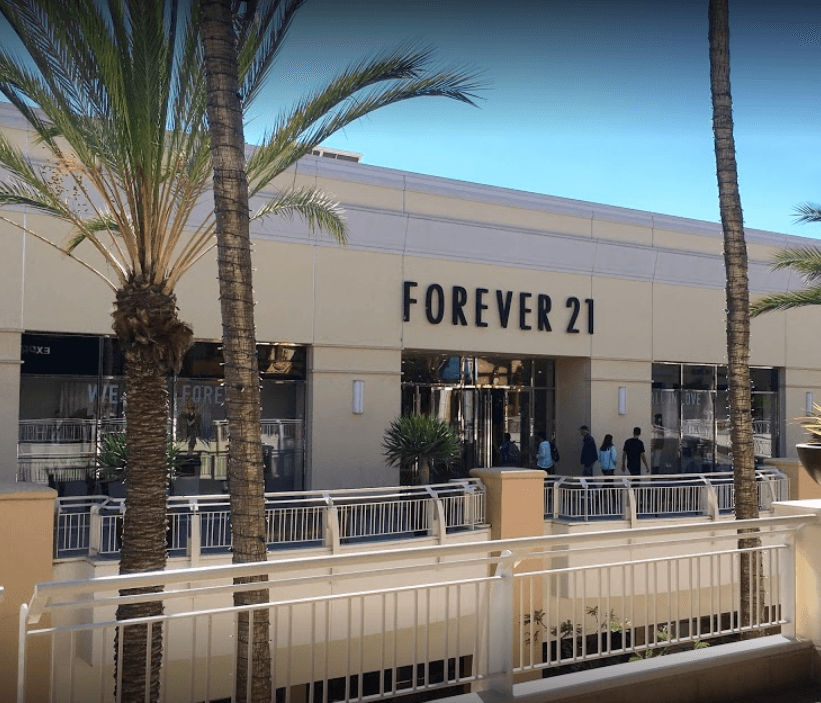 Centro comercial Mission Valley en el número 1640 Camino Del Rio, San Diego, CA 92108.