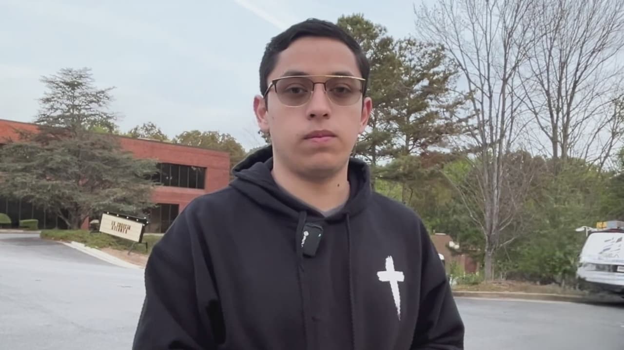 Hispano se vuelve héroe al rescatar a una mujer cuyo auto se incendió de un momento a otro en Norcross