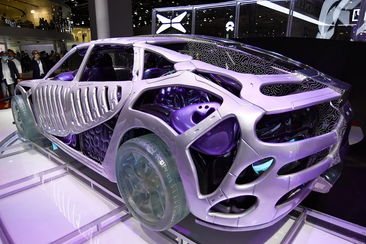 <b>XPeng, fundada por He Xiaopeng, Xia Heng (China)</b>.
<br>
<br>Patrimonio neto: 10,300 millones de dólares.
<br>
<br>Riqueza “verde”: 10,300 millones de dólares.
<br>
<br>Esta automotriz fabrica autos eléctricos y ofrece servicios gratuitos de carga de vehículos en 670 estaciones en 100 ciudades chinas.
<br>