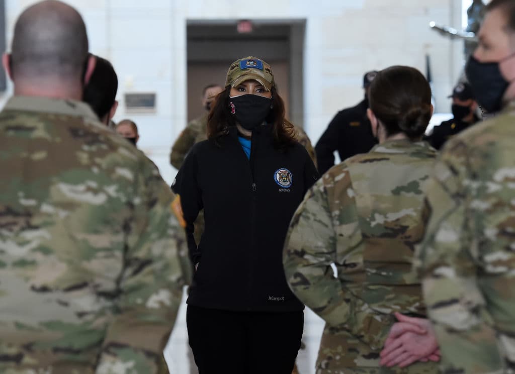 Nunca hubo más de nueve gobernadoras: 
<b>en 2004 se llegó a esta cifra por primera vez en Estados Unidos</b> y se repitió el número en 2007 y 2019. Y ahora, con el ascenso de Hochul, se alcanza de nuevo. 
<br>
<br>En la fotografía, 
<b>la gobernadora de Michigan, la demócrata Gretchen Whitmer</b>, se dirige a miembros de la Guardia Nacional.