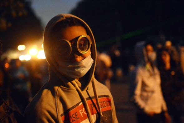 En El Cairo, miles de personas participaron en una marcha, convocada como pacífica, al Consejo de la Shura, la Cámara alta del Parlamento. La policía empleó botes de gas lacrimógeno en su contra.