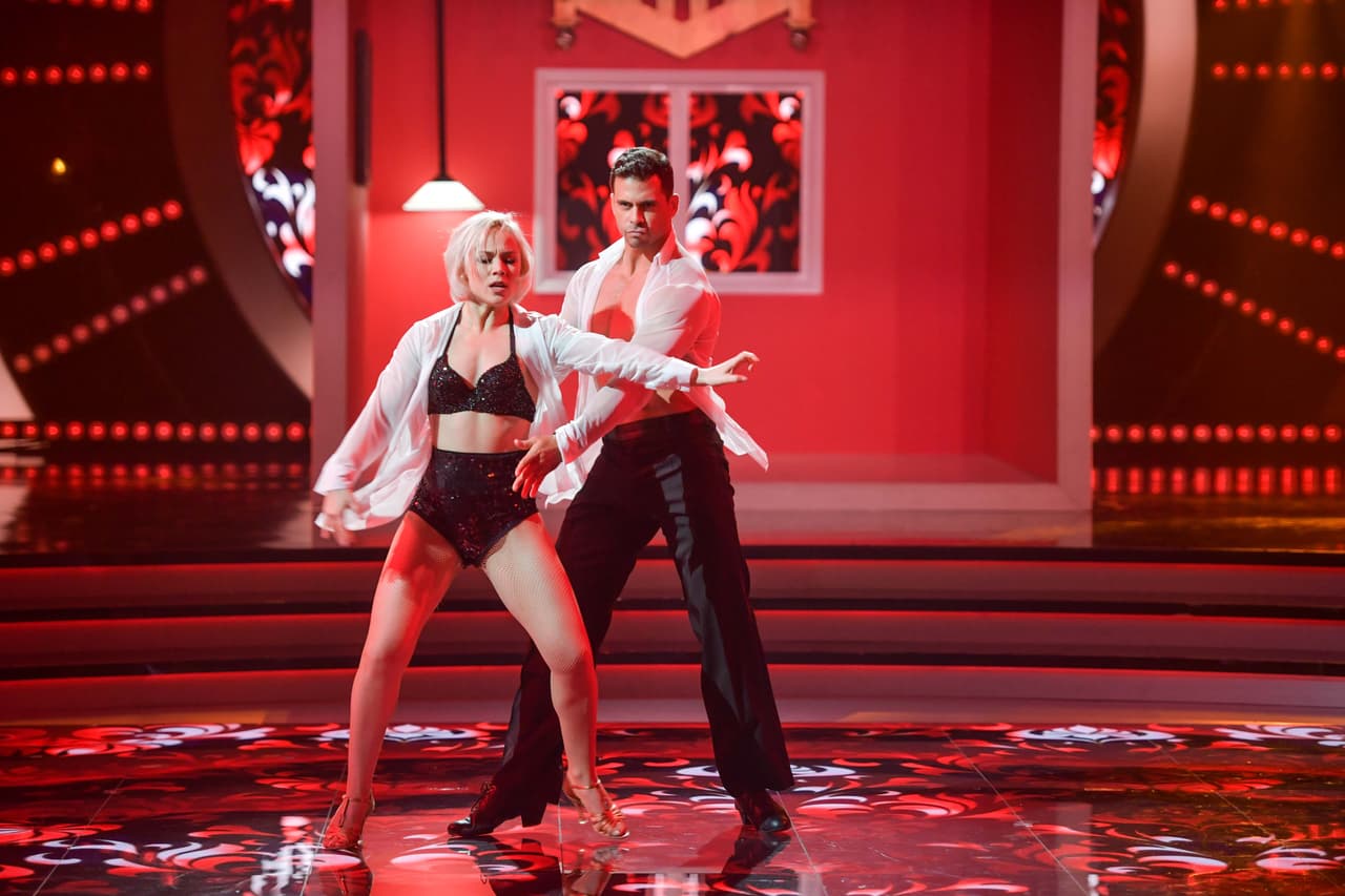 Las críticas de la noche comenzaron con Dayanara, quien felicitó al cubano por su disciplina y perseverancia: "De todas las personas de la competencia, tú has sido has sido la persona con el mayor progreso, el que más ha evolucionado", le dijo.