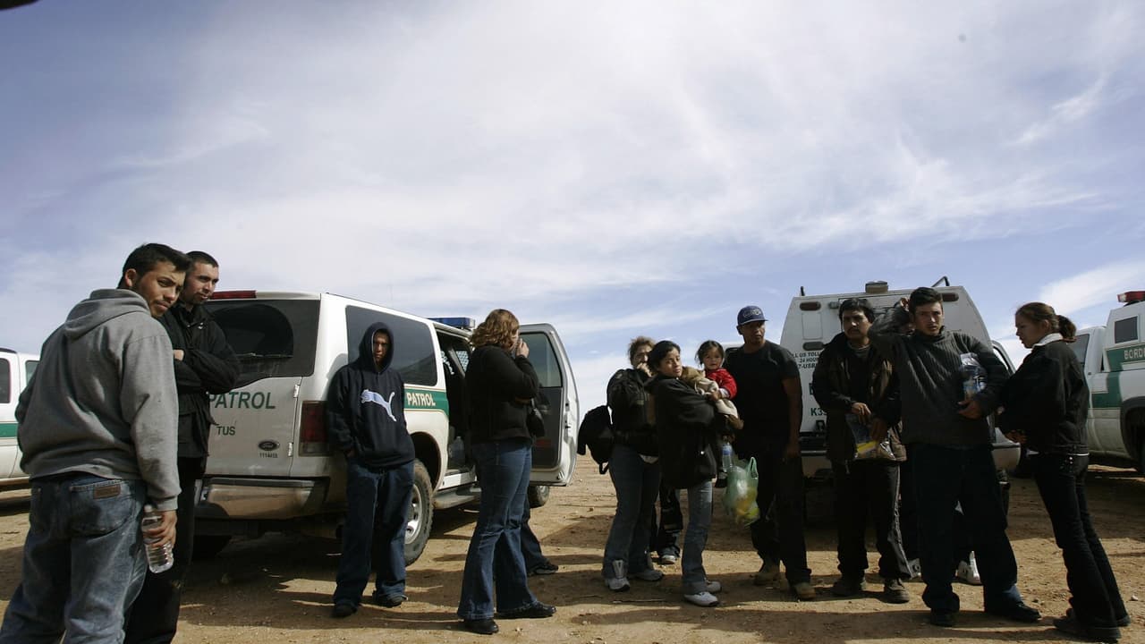 El gobierno de Trump anuncia planes para detener indefinidamente a familias con niños que cruzan la frontera