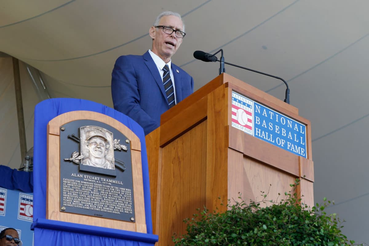 Alan Trammell (60 años), jugó en los Detroit Tigers como shortstop entre 1977 y 1996, ganó cuatro veces el Guante de Oro y fue campeón de la Serie Mundial en 1994.