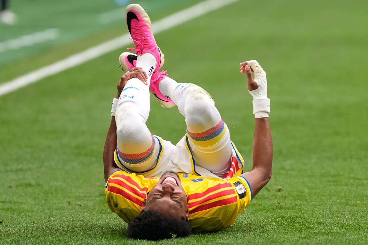 El colombiano Johan Mojica reacciona tras sufrir una lesión durante el partido de octavos de final de la Copa del Mundo entre Suiza y Colombia en Vancouver, Columbia Británica, el martes 7 de julio de 2026.