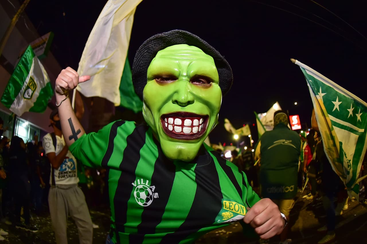 Así se vive la previa de la Semifinal de vuelta León vs Chivas | Los aficionados del conjunto esmeralda dejaron de lado los protocolos sanitarios para apoyar en el Estadio de León.
