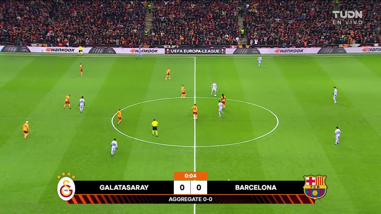 Arranca el partido y la pelota está en juego.