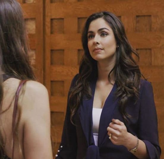 "[...] Y en este caso mi personaje, que es Eva, la antagonista de esta historia, es de carácter muy fuerte, directa, entonces eso hace que el cambio sea abismal (entre un papel y otro) y también en cuanto al look de este personaje: siempre va perfectamente vestida. Entonces, eso obviamente da carácter [...]", puntualizó Claudia.