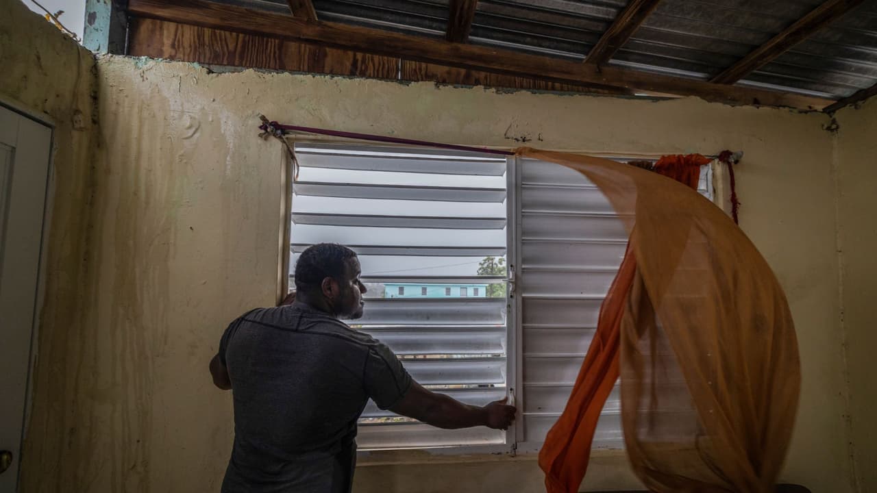 En Loíza, Nelson Cirino cerraba las ventanas de la parte aún no afectada de su casa, mientras soplaban este domingo los vientos del huracán Fiona en Loíza.