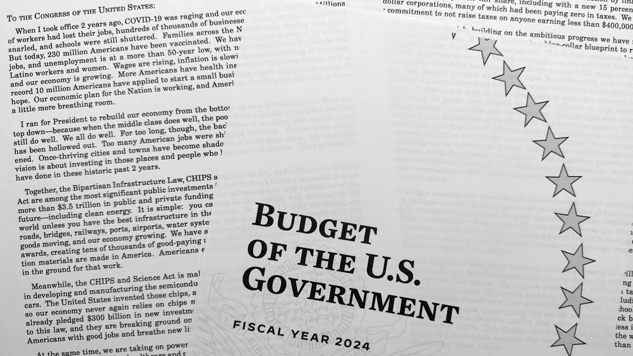 El profesor de economía Tom Fullerton afirma que el proyecto de presupuesto del presidente Joe Biden para el año fiscal 2024 busca disminuir el déficit, ayudar a familias de bajos recursos e invertir más en infraestructura y energía renovable. Sin embargo, el experto asegura que es poco probable que la propuesta sea aprobada por la Cámara o el Senado sin modificaciones. "Kevin McCarthy tiene un trabajo muy difícil", dice Fullerton. 
<b><a target="_blank" href="https://vix.com/es-es/canales/channel-callsign-frequancy-news-24-7?utm_medium=internal_referral&utm_source=univision&utm_campaign=evergreen&utm_content=ed_news&utm_term=video">Puedes ver en ViX más noticias gratis</a></b>.