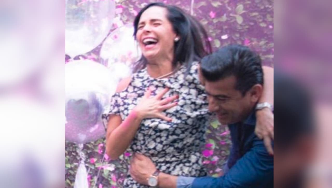 Consuelo Duval le pide a Sharis Cid que le avise cuando su difunta pareja se le presente