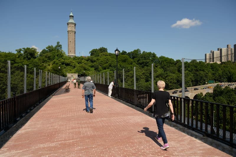 Si te gustan los cursos de ciclismo de montaña y patinaje, 
<b>Highbridge Park </b>es para ti! Es el puente más antiguo de la ciudad y se encuentra en el 2301 Amsterdam Ave, New York, NY 10033 y está abierto al público hasta la 1 de la mañana.