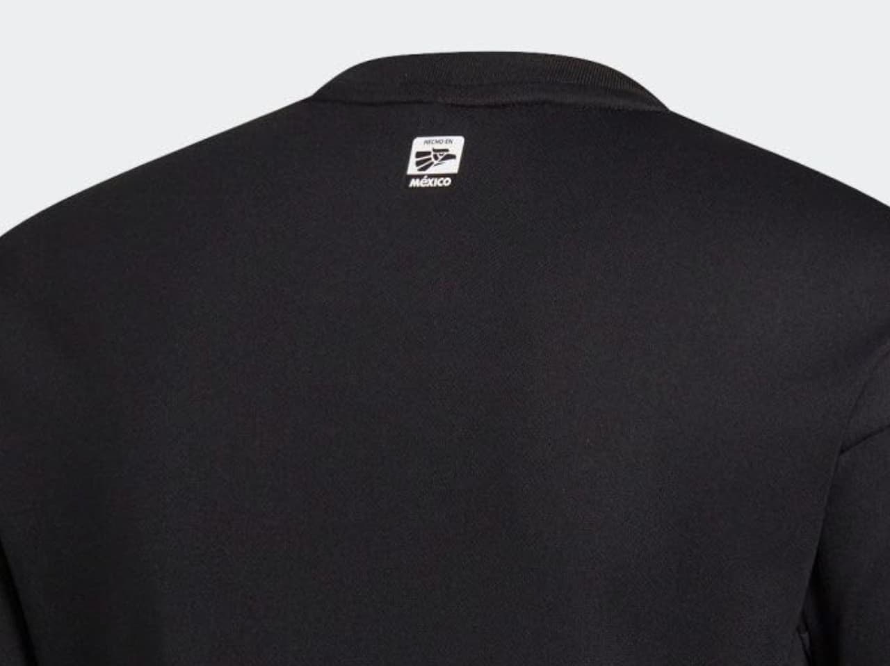 En el dorso la prenda es totalmente negra y solo cuenta con un detalle, el símbolo del águila nacional acompañado por la leyenda "Hecho en México".