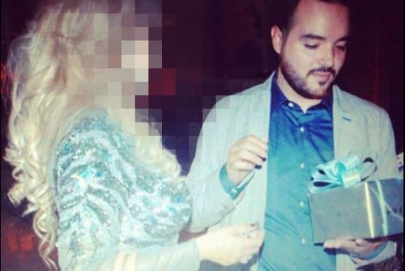 En esta imagen del 21 de agosto de 2013 se le ve recibiendo un regalo.