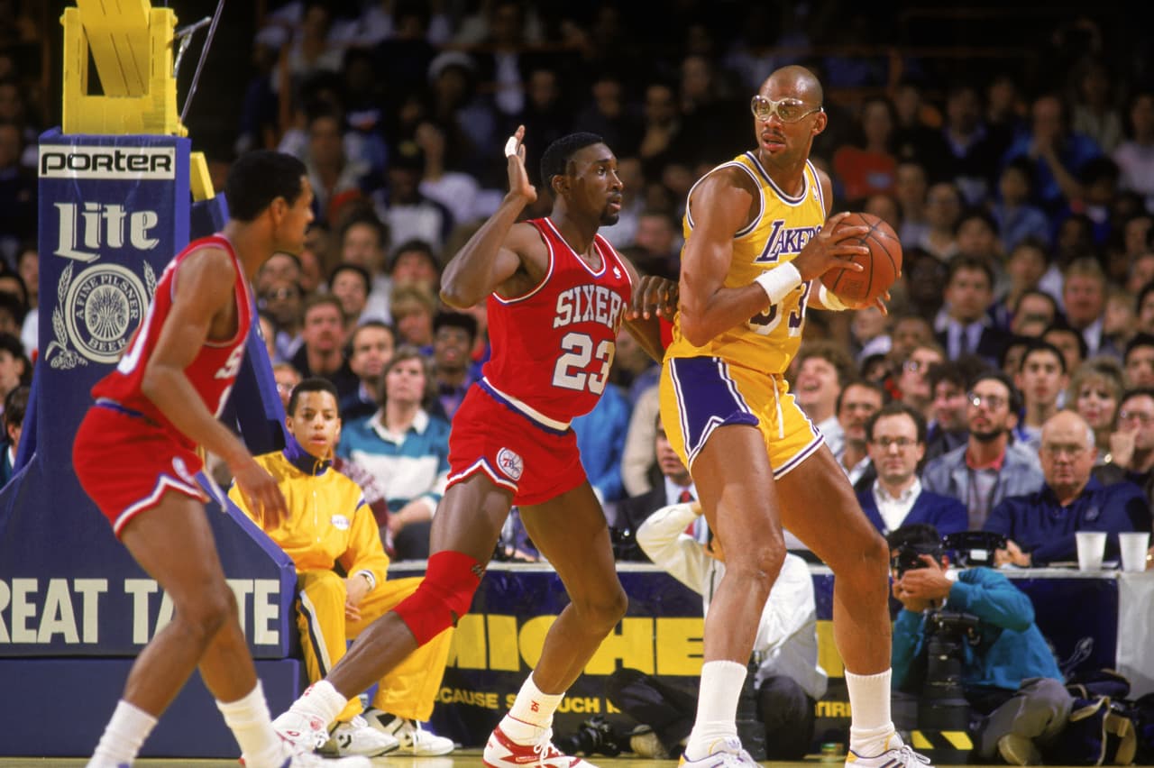 <b>1) Kareem Abdul-Jabbar</b>: El inventor del 'Sky Hook', el gran Kareem es el máximo anotador de la historia en la NBA, con un puntaje que parece inalcanzable, de 38,387 puntos. ¿Lo superará alguien?