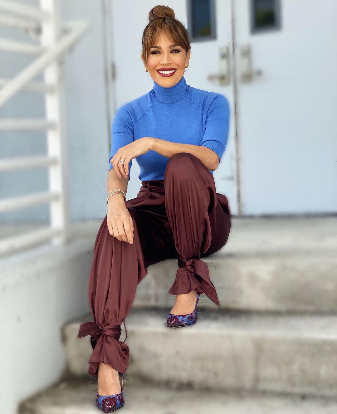 Como dijimos, el contraste de colores es su especialidad. Aquí apreciamos los bellos zapatos estampados en color morado y vino.