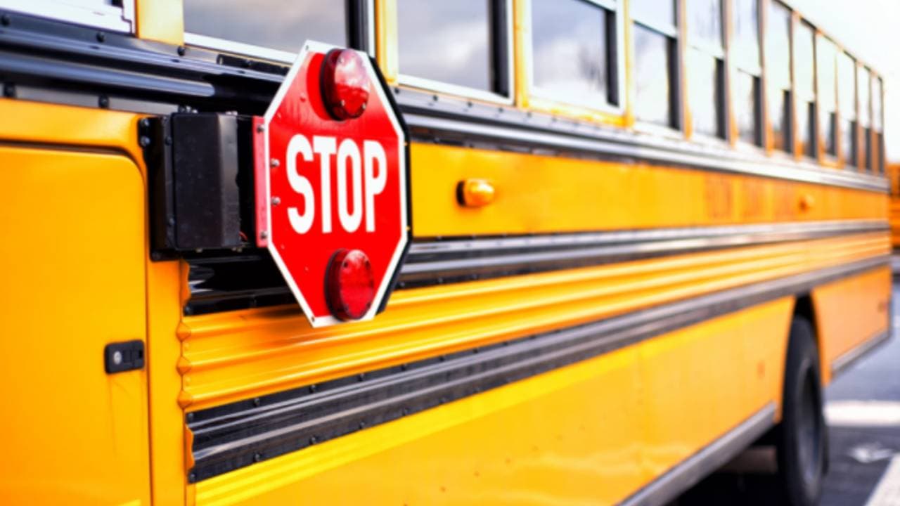 Autobús escolar choca con 40 niños abordo en Hernando