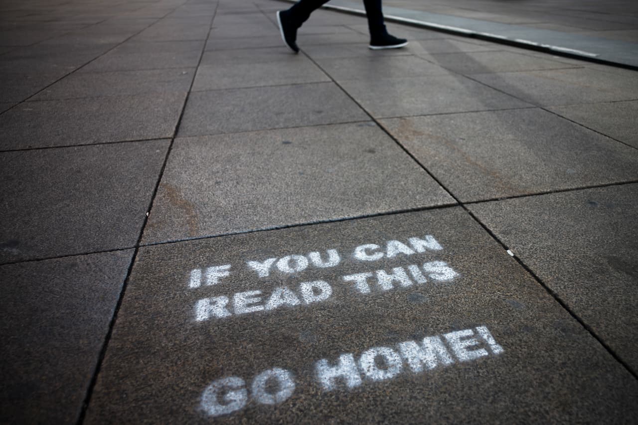 <b>“Si puedes leer esto regresa a casa”,</b> un mensaje escrito en el suelo de la plaza Alexanderplatz de Berlín, Alemania. 30 de marzo.