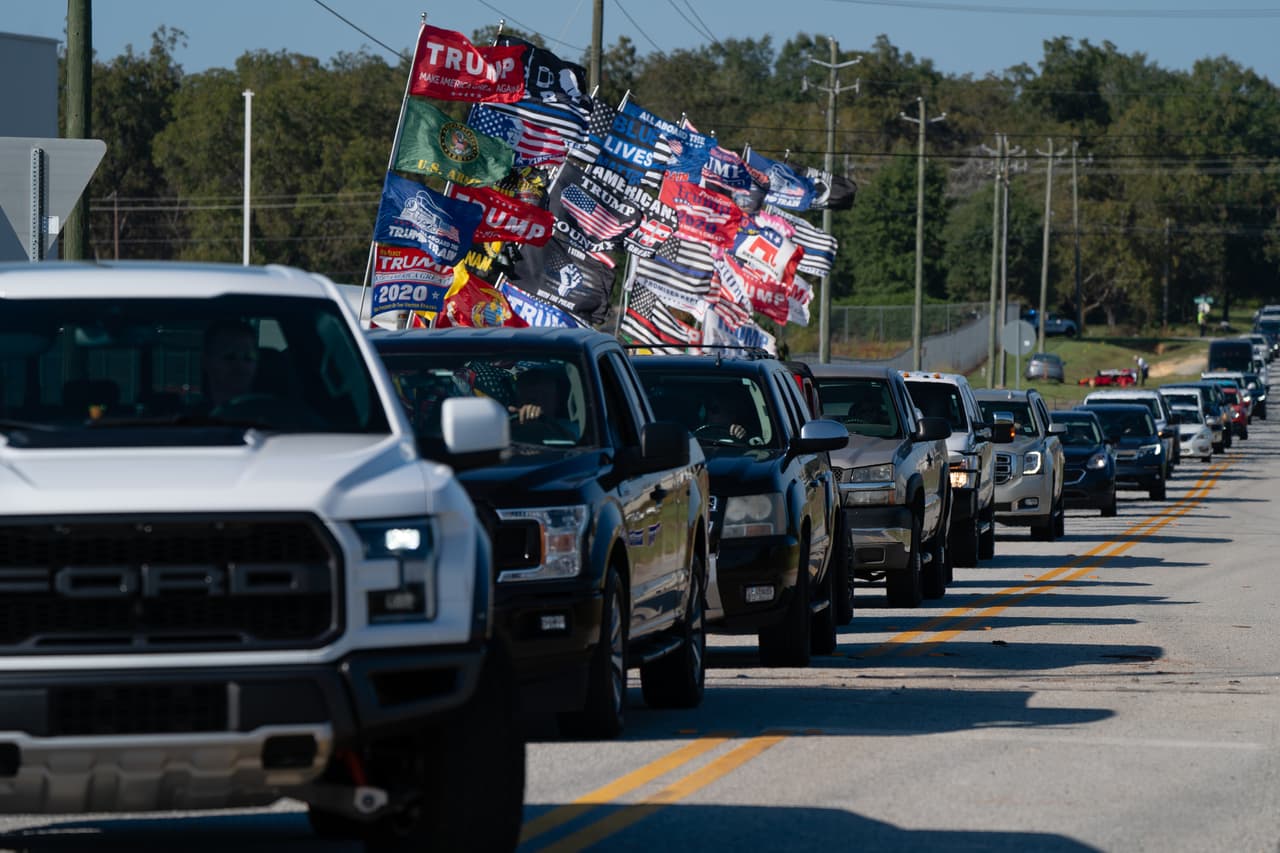 Una línea de vehículos se observa a las afueras de lugar donde Donald Trump llevó a cabo su evento de campaña en Macon, Georgia.