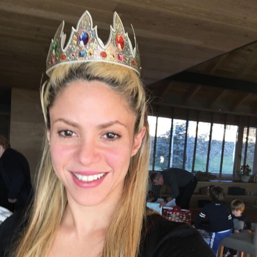 Mientras su hijos disfrutaban de sus regalos, Shakira no perdió oportunidad de tomarse una 
<i>selfie</i> y escribirle a sus seguidores 
<i>"Adivinen a quien le salió el rey en el roscón? Shak".</i>